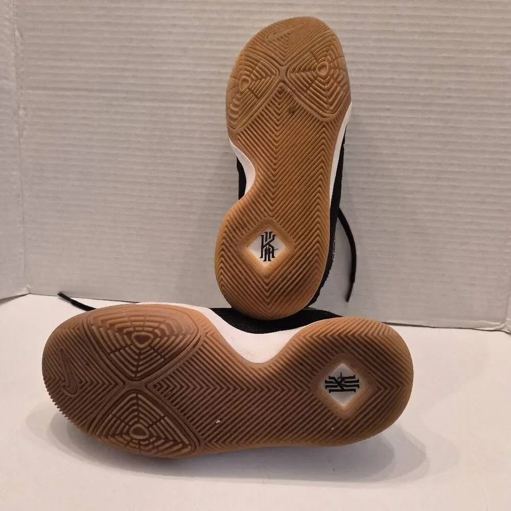 Nike Kyrie Unisex Indoor Basketball Shoes: Size Y5: Great condition, worn 2x